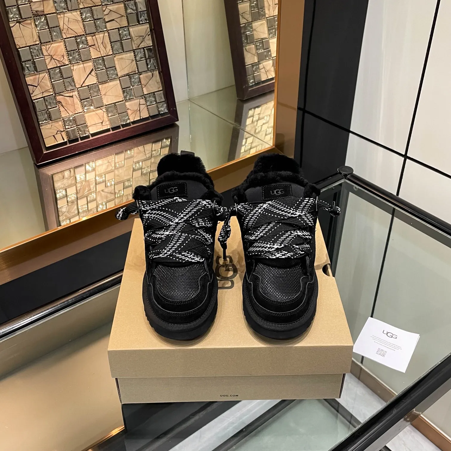 Men's shoes for P580! UGG~25vs popular platform thick-soled casual shoes series... [Round-toe thick-soled casual shoes] A shoe that does not clash with shirts, simple partition design ➕ spotted outsole, silk curls on the upper, a must-have for autumn and winter, can be worn with any pants or skirt, very comfortable and beautiful on the feet... ❶Material: Original customized cow ➕Breathable mesh ❷Inner lining: Original customized wool ❸ Foot pads: Original customized sheepskin ❹Outsole: Original molded wear-resistant velvet foam outsole ❺Number of codes: 35-41 ❻Packaging: Original full set of packaging ☀Color: Official website updated simultaneously